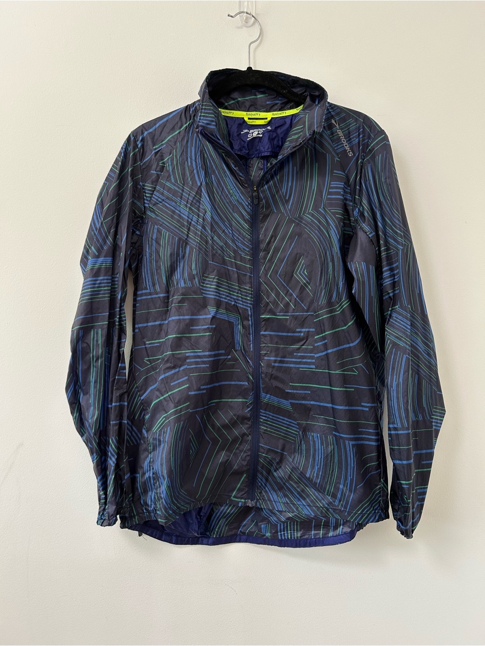 Brooks Run Happy‎ Windbreaker Jacket - Navy Green Line Pattern Womens medium